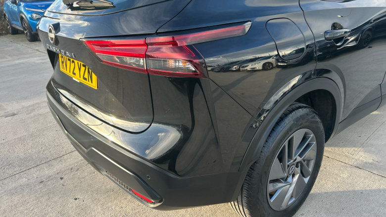 Nissan Qashqai 1.3 DiG-T MH Acenta Premium 5dr Petrol Hatchback